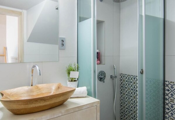 Doccia, asciugacapelli, asciugamani, sapone