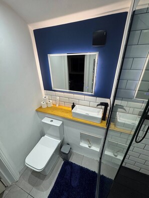Bungalow, 2 Bedrooms, Smoking, Garden View | Bathroom - Tranquil Cambridge Getaway (Cambridge)