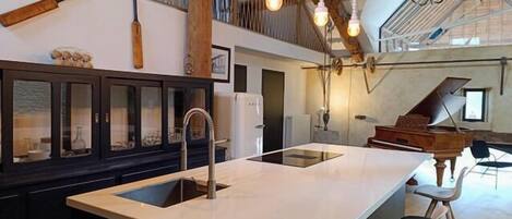 Fridge, oven, dishwasher, coffee/tea maker