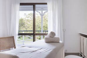 6 bedrooms, desk, free WiFi, bed sheets