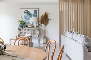 Smart TV, caminetto, libri, stampante