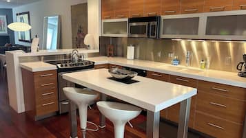 Een koelkast, een microgolfoven, een oven, een kookplaat