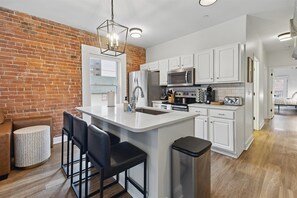 Réfrigérateur, four à micro-ondes, un four, surface de cuisson