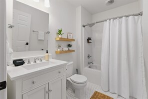 Dusche, Haartrockner, Handtücher, Shampoo