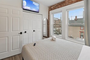 2 bedrooms, iron/ironing board, WiFi, bed sheets - Downtown Indy with Fire Pit and Free Parking (Indianapolis)