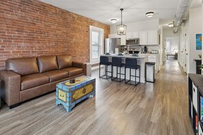 TV, offices - Downtown Indy with Fire Pit and Free Parking (Indianapolis)
