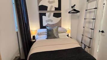 1 bedroom, desk, WiFi, bed sheets