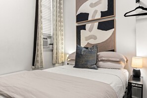 1 bedroom, desk, WiFi, bed sheets - Chic Stay – Walk to Central Park (New York)