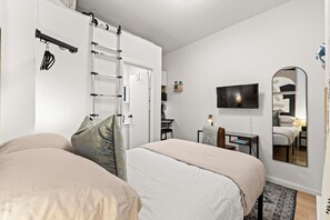 1 bedroom, desk, WiFi, bed sheets - Chic Stay – Walk to Central Park (New York)