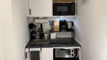 Refrigerador, microondas, parrilla de estufa y cafetera y tetera