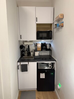 Fridge, microwave, stovetop, coffee/tea maker