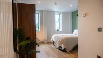 Double Room, Non Smoking | Blackout drapes, free WiFi