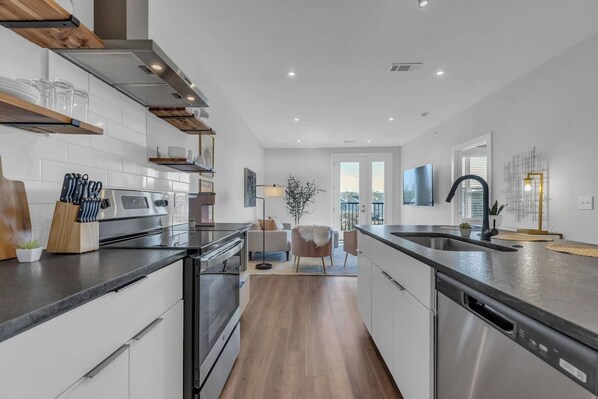 Een koelkast, een microgolfoven, een oven, een kookplaat