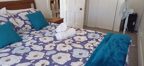 Iron/ironing board, WiFi, bed sheets