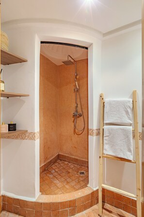 Hair dryer, towels, soap, toilet paper - Boho chic gueliz retreat (marrakesh)