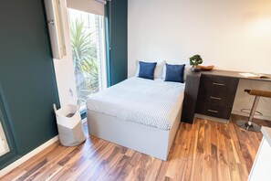 Blackout drapes, free WiFi -  For Students Only Hox Park (Englefield Green)