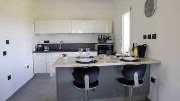 Geladeira, micro-ondas, fogão, cooktop