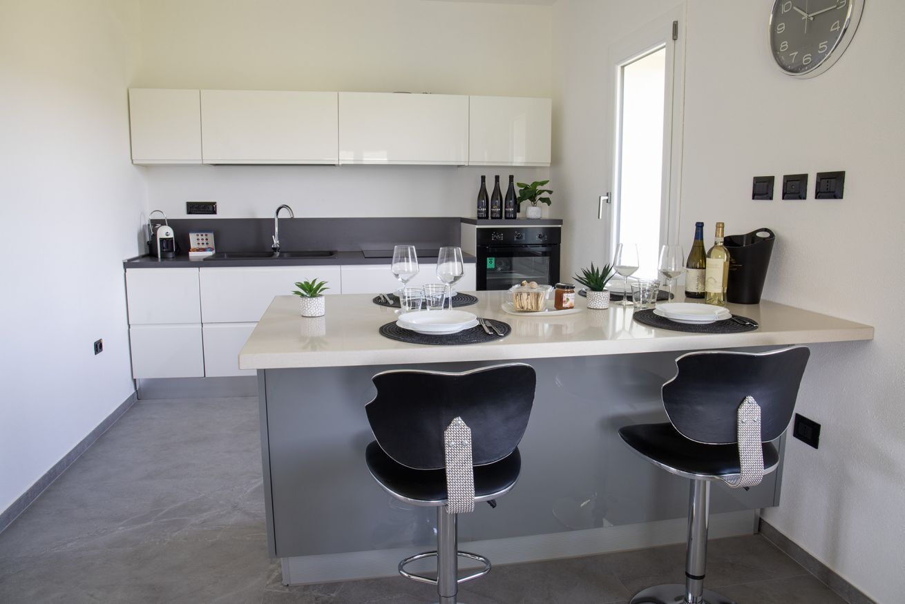 Frigorifero, microonde, forno, piano cottura