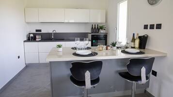 Frigorifero, microonde, forno, piano cottura