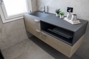 Bruser, hårtørrer, bidet, håndklæder