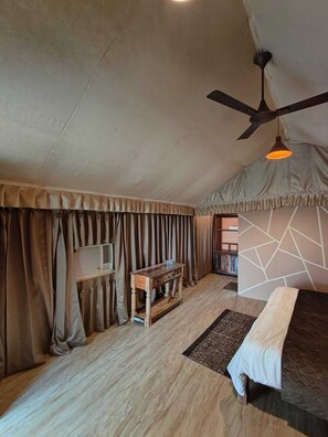 Deluxe-Doppelzimmer, Gartenblick | Schreibtisch, laptopgeeigneter Arbeitsplatz