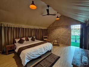 Deluxe Double Room, Garden View | Meja, ruang kerja komputer riba 