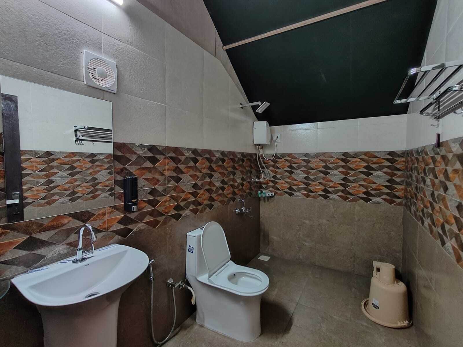 Deluxe tweepersoonskamer, uitzicht op tuin | Badkamer | Een douche, gratis toiletartikelen, handdoeken, zeep