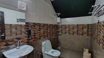 Deluxe tweepersoonskamer, uitzicht op tuin | Badkamer | Een douche, gratis toiletartikelen, handdoeken, zeep