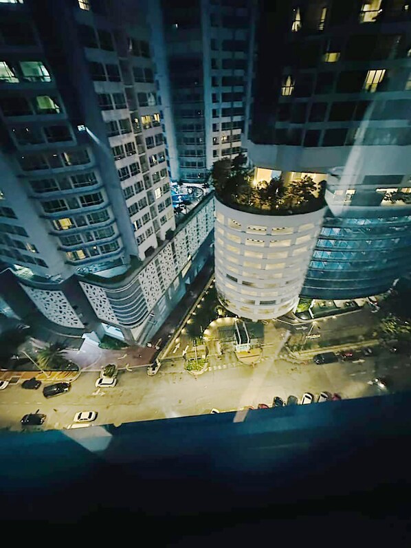 Down comforters, pillowtop beds, desk, laptop workspace