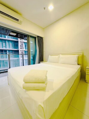 Studio Suite | Selimut bulu angsa, bantalan ekstra lembut, dan meja kerja