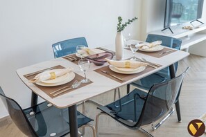 Luxury-Apartment, Gartenblick | Essbereich im Zimmer