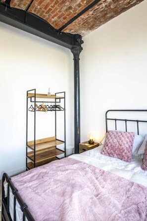 2 bedrooms, desk, iron/ironing board, WiFi