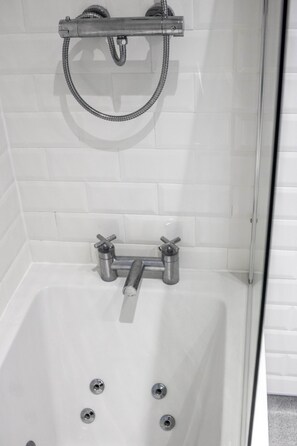 Dusche, Haartrockner, Handtücher, Shampoo