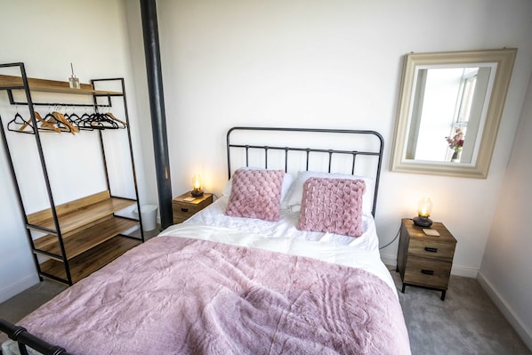 2 bedrooms, desk, iron/ironing board, WiFi