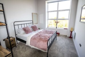 2 bedrooms, desk, iron/ironing board, WiFi