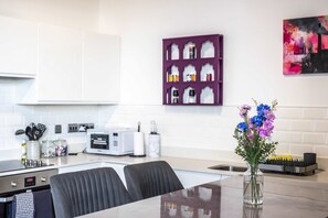 Kühlschrank, Mikrowelle, Ofen, Herdplatte