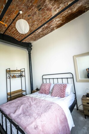 2 Schlafzimmer, Schreibtisch, Bügeleisen/Bügelbrett, WLAN