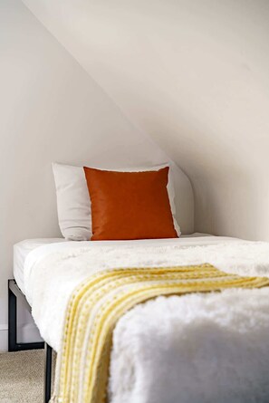 3 bedrooms, desk, iron/ironing board, travel cot