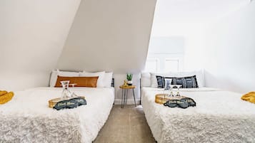 3 habitaciones, escritorio y tabla de planchar con plancha
