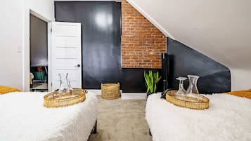 3 sovrum, skrivbord, strykjärn/strykbräda och resesäng