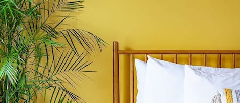 3 habitaciones, escritorio y tabla de planchar con plancha