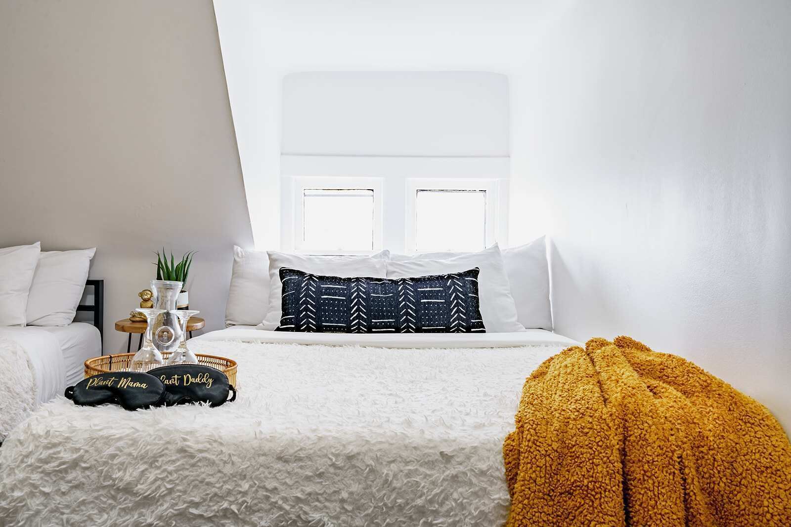 3 habitaciones, escritorio y tabla de planchar con plancha 