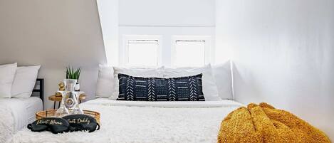 3 habitaciones, escritorio y tabla de planchar con plancha