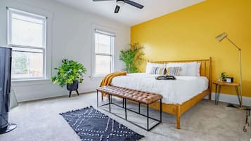 3 habitaciones, escritorio y tabla de planchar con plancha