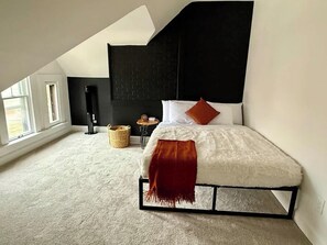 3 chambres, bureau, fer et planche à repasser, lit de bébé portatif