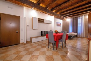 Apartamento luxo, varanda | Área de estar