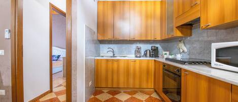 Appartement Supérieur, balcon | Cuisine privée | Réfrigérateur, micro-ondes, four, plaque de cuisson