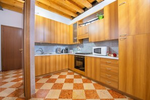 Apartamento superior, sacada | Cozinha privada | Geladeira, micro-ondas, fogão, cooktop