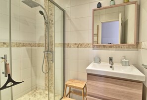 Serviettes fournies, papier toilette