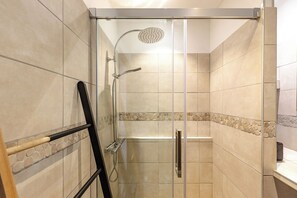 Shower, hair dryer, towels, soap - Exceptional villa for rent on the Mediterranean coast. (Bormes-les-Mimosas)